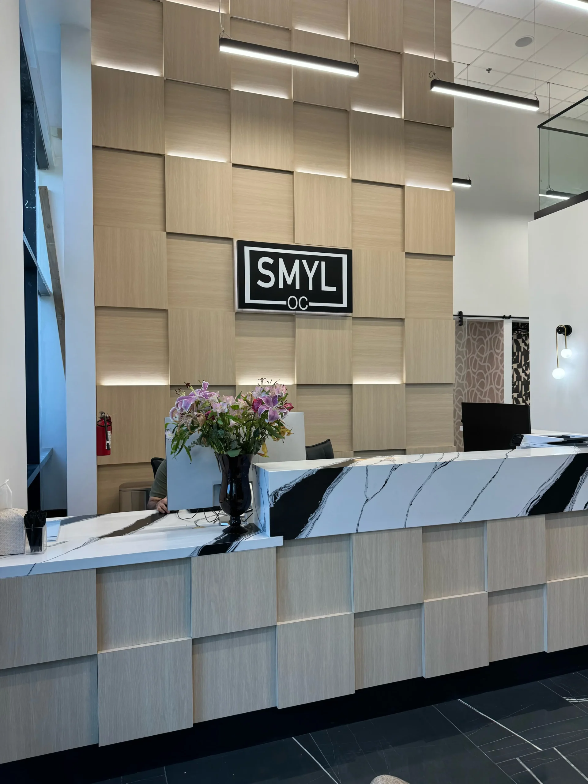 smylocdentistry-reception-desk-orangecounty